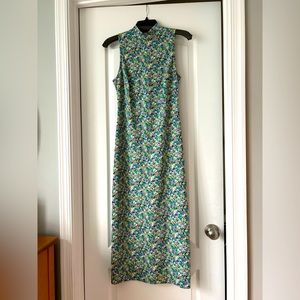 Sleeveless midi dress.